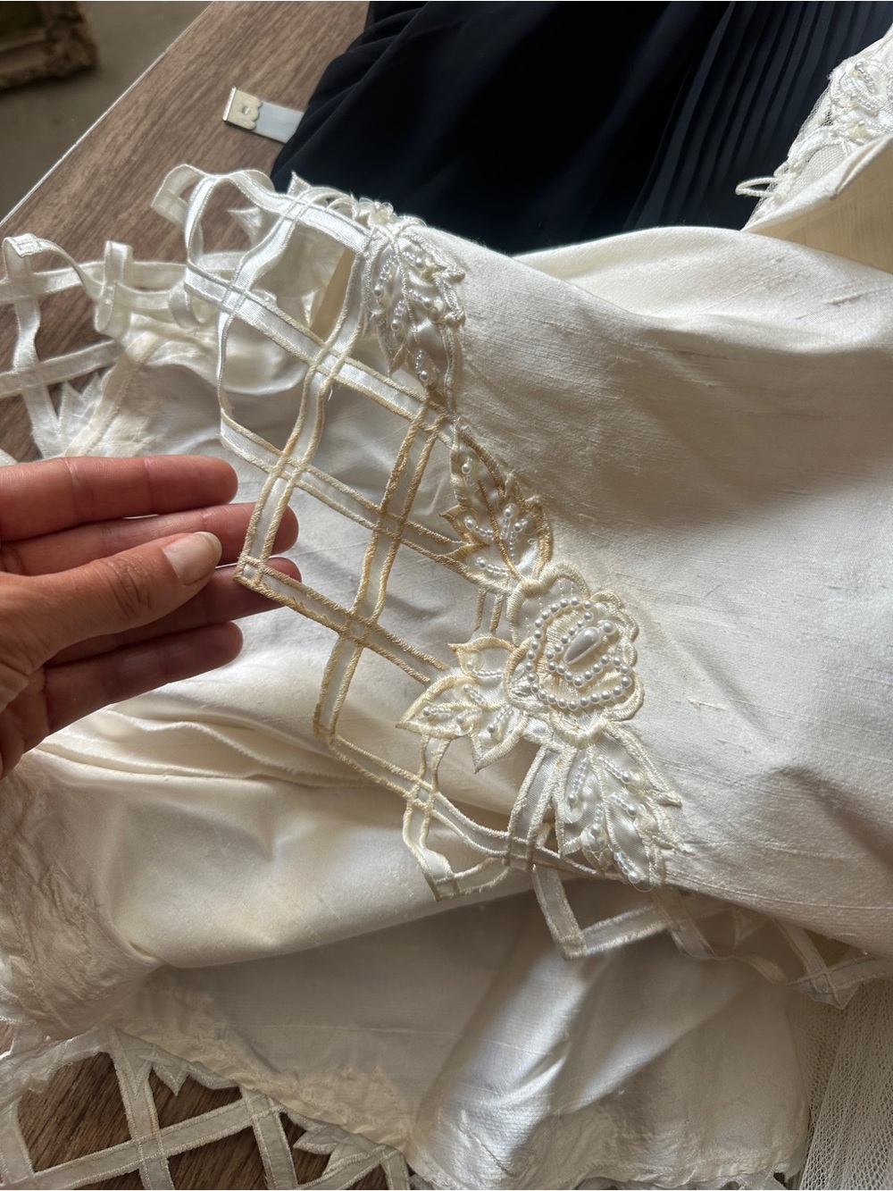 Gloria Vanderbilt 80s Beaded Lace Wedding Gown Off Shoulder Silk Bridal Dress 8 - Picture 6 of 6